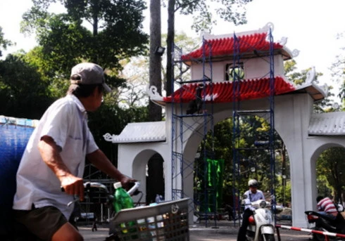 Nhiều tòa nhà lớn ở trung tâm thành phố căng panô, áp phích, đường phố cũng được dọn dẹp thông thoáng để chuẩn bị cho nhiều hoạt động đón năm mới. Đường Đồng Khởi, hệ thống chiếu sáng tiếp tục được lắp đặt, bên cạnh hoa trang trí từ Tết dương lịch. Nhiều con đường ánh sáng sẽ nối tiếp nhau ở trung tâm thành phố. Cổng chào được dựng lên ở công viên Tao Đàn. Tại đây, từ 25 tháng Chạp sẽ khai mạc hội hoa xuân với 8.000 hiện vật về hoa, cây cảnh của các nghệ nhân trong và ngoài nước. Người dân ở nhiều khu chung cư cũng tự bỏ tiền ra sơn sửa lại. Đường hoa Nguyễn Huệ sẽ khai mạc từ sáng 27 Tết. Theo ban tổ chức, chủ đề 2013 sẽ đưa đến các biểu trưng về đất nước. Dọc đường Nguyễn Huệ, các hình khối đã bắt đầu được dựng lên, thành phố sẽ cấm xe trong thời gian tới nhằm đảm bảo việc thi công và lắp đặt các mảng hoa trang trí. Công nhân đang ghép các cành hoa trên đường Phạm Ngọc Thạch, khu trung tâm gần nhà thờ Đức Bà này dự tính sẽ rực vàng trong những ngày xuân Quý Tỵ. Trong khi đó, hoa tươi đã được vận chuyển về trung tâm, lắp ghép ở hai bên đường. Nhiều trung tâm mua sắm, siêu thị trong thành phố đã rực vàng không khí đón năm mới. Năm nay, dù kinh tế khó khăn, sức mua giảm, nhưng các trang trí đón xuân hầu như vẫn được giữ nguyên. Một chiếc đèn lồng khổng lồ trang trí trong một trung tâm thương mại. Trong khi đó, các hoạt động như gói bánh chưng, bánh tét, tìm hiểu về tục lệ Xuân thu hút giới trẻ tham gia. Từ nay tới Tết Nguyên đán, các hoạt động như hội hoa xuân, phố ông đồ sẽ liên tiếp diễn ra. Phần lớn các hoạt động này đều có sự tham gia của các doanh nghiệp.