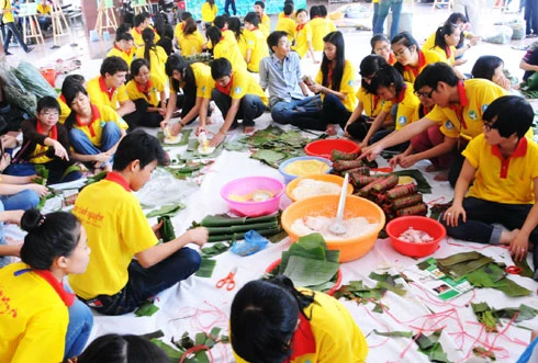 Nhiều tòa nhà lớn ở trung tâm thành phố căng panô, áp phích, đường phố cũng được dọn dẹp thông thoáng để chuẩn bị cho nhiều hoạt động đón năm mới. Đường Đồng Khởi, hệ thống chiếu sáng tiếp tục được lắp đặt, bên cạnh hoa trang trí từ Tết dương lịch. Nhiều con đường ánh sáng sẽ nối tiếp nhau ở trung tâm thành phố. Cổng chào được dựng lên ở công viên Tao Đàn. Tại đây, từ 25 tháng Chạp sẽ khai mạc hội hoa xuân với 8.000 hiện vật về hoa, cây cảnh của các nghệ nhân trong và ngoài nước. Người dân ở nhiều khu chung cư cũng tự bỏ tiền ra sơn sửa lại. Đường hoa Nguyễn Huệ sẽ khai mạc từ sáng 27 Tết. Theo ban tổ chức, chủ đề 2013 sẽ đưa đến các biểu trưng về đất nước. Dọc đường Nguyễn Huệ, các hình khối đã bắt đầu được dựng lên, thành phố sẽ cấm xe trong thời gian tới nhằm đảm bảo việc thi công và lắp đặt các mảng hoa trang trí. Công nhân đang ghép các cành hoa trên đường Phạm Ngọc Thạch, khu trung tâm gần nhà thờ Đức Bà này dự tính sẽ rực vàng trong những ngày xuân Quý Tỵ. Trong khi đó, hoa tươi đã được vận chuyển về trung tâm, lắp ghép ở hai bên đường. Nhiều trung tâm mua sắm, siêu thị trong thành phố đã rực vàng không khí đón năm mới. Năm nay, dù kinh tế khó khăn, sức mua giảm, nhưng các trang trí đón xuân hầu như vẫn được giữ nguyên. Một chiếc đèn lồng khổng lồ trang trí trong một trung tâm thương mại. Trong khi đó, các hoạt động như gói bánh chưng, bánh tét, tìm hiểu về tục lệ Xuân thu hút giới trẻ tham gia. Từ nay tới Tết Nguyên đán, các hoạt động như hội hoa xuân, phố ông đồ sẽ liên tiếp diễn ra. Phần lớn các hoạt động này đều có sự tham gia của các doanh nghiệp.
