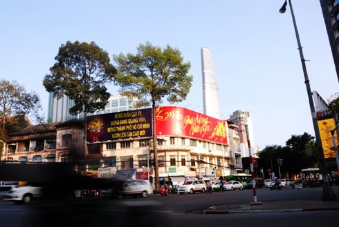 Nhiều tòa nhà lớn ở trung tâm thành phố căng panô, áp phích, đường phố cũng được dọn dẹp thông thoáng để chuẩn bị cho nhiều hoạt động đón năm mới. Đường Đồng Khởi, hệ thống chiếu sáng tiếp tục được lắp đặt, bên cạnh hoa trang trí từ Tết dương lịch. Nhiều con đường ánh sáng sẽ nối tiếp nhau ở trung tâm thành phố. Cổng chào được dựng lên ở công viên Tao Đàn. Tại đây, từ 25 tháng Chạp sẽ khai mạc hội hoa xuân với 8.000 hiện vật về hoa, cây cảnh của các nghệ nhân trong và ngoài nước. Người dân ở nhiều khu chung cư cũng tự bỏ tiền ra sơn sửa lại. Đường hoa Nguyễn Huệ sẽ khai mạc từ sáng 27 Tết. Theo ban tổ chức, chủ đề 2013 sẽ đưa đến các biểu trưng về đất nước. Dọc đường Nguyễn Huệ, các hình khối đã bắt đầu được dựng lên, thành phố sẽ cấm xe trong thời gian tới nhằm đảm bảo việc thi công và lắp đặt các mảng hoa trang trí. Công nhân đang ghép các cành hoa trên đường Phạm Ngọc Thạch, khu trung tâm gần nhà thờ Đức Bà này dự tính sẽ rực vàng trong những ngày xuân Quý Tỵ. Trong khi đó, hoa tươi đã được vận chuyển về trung tâm, lắp ghép ở hai bên đường. Nhiều trung tâm mua sắm, siêu thị trong thành phố đã rực vàng không khí đón năm mới. Năm nay, dù kinh tế khó khăn, sức mua giảm, nhưng các trang trí đón xuân hầu như vẫn được giữ nguyên. Một chiếc đèn lồng khổng lồ trang trí trong một trung tâm thương mại. Trong khi đó, các hoạt động như gói bánh chưng, bánh tét, tìm hiểu về tục lệ Xuân thu hút giới trẻ tham gia. Từ nay tới Tết Nguyên đán, các hoạt động như hội hoa xuân, phố ông đồ sẽ liên tiếp diễn ra. Phần lớn các hoạt động này đều có sự tham gia của các doanh nghiệp.