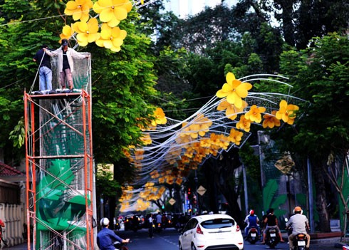 Nhiều tòa nhà lớn ở trung tâm thành phố căng panô, áp phích, đường phố cũng được dọn dẹp thông thoáng để chuẩn bị cho nhiều hoạt động đón năm mới. Đường Đồng Khởi, hệ thống chiếu sáng tiếp tục được lắp đặt, bên cạnh hoa trang trí từ Tết dương lịch. Nhiều con đường ánh sáng sẽ nối tiếp nhau ở trung tâm thành phố. Cổng chào được dựng lên ở công viên Tao Đàn. Tại đây, từ 25 tháng Chạp sẽ khai mạc hội hoa xuân với 8.000 hiện vật về hoa, cây cảnh của các nghệ nhân trong và ngoài nước. Người dân ở nhiều khu chung cư cũng tự bỏ tiền ra sơn sửa lại. Đường hoa Nguyễn Huệ sẽ khai mạc từ sáng 27 Tết. Theo ban tổ chức, chủ đề 2013 sẽ đưa đến các biểu trưng về đất nước. Dọc đường Nguyễn Huệ, các hình khối đã bắt đầu được dựng lên, thành phố sẽ cấm xe trong thời gian tới nhằm đảm bảo việc thi công và lắp đặt các mảng hoa trang trí. Công nhân đang ghép các cành hoa trên đường Phạm Ngọc Thạch, khu trung tâm gần nhà thờ Đức Bà này dự tính sẽ rực vàng trong những ngày xuân Quý Tỵ. Trong khi đó, hoa tươi đã được vận chuyển về trung tâm, lắp ghép ở hai bên đường. Nhiều trung tâm mua sắm, siêu thị trong thành phố đã rực vàng không khí đón năm mới. Năm nay, dù kinh tế khó khăn, sức mua giảm, nhưng các trang trí đón xuân hầu như vẫn được giữ nguyên. Một chiếc đèn lồng khổng lồ trang trí trong một trung tâm thương mại. Trong khi đó, các hoạt động như gói bánh chưng, bánh tét, tìm hiểu về tục lệ Xuân thu hút giới trẻ tham gia. Từ nay tới Tết Nguyên đán, các hoạt động như hội hoa xuân, phố ông đồ sẽ liên tiếp diễn ra. Phần lớn các hoạt động này đều có sự tham gia của các doanh nghiệp.