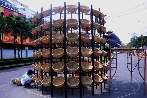 Nhiều tòa nhà lớn ở trung tâm thành phố căng panô, áp phích, đường phố cũng được dọn dẹp thông thoáng để chuẩn bị cho nhiều hoạt động đón năm mới. Đường Đồng Khởi, hệ thống chiếu sáng tiếp tục được lắp đặt, bên cạnh hoa trang trí từ Tết dương lịch. Nhiều con đường ánh sáng sẽ nối tiếp nhau ở trung tâm thành phố. Cổng chào được dựng lên ở công viên Tao Đàn. Tại đây, từ 25 tháng Chạp sẽ khai mạc hội hoa xuân với 8.000 hiện vật về hoa, cây cảnh của các nghệ nhân trong và ngoài nước. Người dân ở nhiều khu chung cư cũng tự bỏ tiền ra sơn sửa lại. Đường hoa Nguyễn Huệ sẽ khai mạc từ sáng 27 Tết. Theo ban tổ chức, chủ đề 2013 sẽ đưa đến các biểu trưng về đất nước. Dọc đường Nguyễn Huệ, các hình khối đã bắt đầu được dựng lên, thành phố sẽ cấm xe trong thời gian tới nhằm đảm bảo việc thi công và lắp đặt các mảng hoa trang trí. Công nhân đang ghép các cành hoa trên đường Phạm Ngọc Thạch, khu trung tâm gần nhà thờ Đức Bà này dự tính sẽ rực vàng trong những ngày xuân Quý Tỵ. Trong khi đó, hoa tươi đã được vận chuyển về trung tâm, lắp ghép ở hai bên đường. Nhiều trung tâm mua sắm, siêu thị trong thành phố đã rực vàng không khí đón năm mới. Năm nay, dù kinh tế khó khăn, sức mua giảm, nhưng các trang trí đón xuân hầu như vẫn được giữ nguyên. Một chiếc đèn lồng khổng lồ trang trí trong một trung tâm thương mại. Trong khi đó, các hoạt động như gói bánh chưng, bánh tét, tìm hiểu về tục lệ Xuân thu hút giới trẻ tham gia. Từ nay tới Tết Nguyên đán, các hoạt động như hội hoa xuân, phố ông đồ sẽ liên tiếp diễn ra. Phần lớn các hoạt động này đều có sự tham gia của các doanh nghiệp.