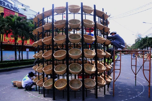 Nhiều tòa nhà lớn ở trung tâm thành phố căng panô, áp phích, đường phố cũng được dọn dẹp thông thoáng để chuẩn bị cho nhiều hoạt động đón năm mới. Đường Đồng Khởi, hệ thống chiếu sáng tiếp tục được lắp đặt, bên cạnh hoa trang trí từ Tết dương lịch. Nhiều con đường ánh sáng sẽ nối tiếp nhau ở trung tâm thành phố. Cổng chào được dựng lên ở công viên Tao Đàn. Tại đây, từ 25 tháng Chạp sẽ khai mạc hội hoa xuân với 8.000 hiện vật về hoa, cây cảnh của các nghệ nhân trong và ngoài nước. Người dân ở nhiều khu chung cư cũng tự bỏ tiền ra sơn sửa lại. Đường hoa Nguyễn Huệ sẽ khai mạc từ sáng 27 Tết. Theo ban tổ chức, chủ đề 2013 sẽ đưa đến các biểu trưng về đất nước. Dọc đường Nguyễn Huệ, các hình khối đã bắt đầu được dựng lên, thành phố sẽ cấm xe trong thời gian tới nhằm đảm bảo việc thi công và lắp đặt các mảng hoa trang trí. Công nhân đang ghép các cành hoa trên đường Phạm Ngọc Thạch, khu trung tâm gần nhà thờ Đức Bà này dự tính sẽ rực vàng trong những ngày xuân Quý Tỵ. Trong khi đó, hoa tươi đã được vận chuyển về trung tâm, lắp ghép ở hai bên đường. Nhiều trung tâm mua sắm, siêu thị trong thành phố đã rực vàng không khí đón năm mới. Năm nay, dù kinh tế khó khăn, sức mua giảm, nhưng các trang trí đón xuân hầu như vẫn được giữ nguyên. Một chiếc đèn lồng khổng lồ trang trí trong một trung tâm thương mại. Trong khi đó, các hoạt động như gói bánh chưng, bánh tét, tìm hiểu về tục lệ Xuân thu hút giới trẻ tham gia. Từ nay tới Tết Nguyên đán, các hoạt động như hội hoa xuân, phố ông đồ sẽ liên tiếp diễn ra. Phần lớn các hoạt động này đều có sự tham gia của các doanh nghiệp.