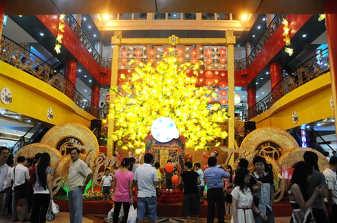 Nhiều tòa nhà lớn ở trung tâm thành phố căng panô, áp phích, đường phố cũng được dọn dẹp thông thoáng để chuẩn bị cho nhiều hoạt động đón năm mới. Đường Đồng Khởi, hệ thống chiếu sáng tiếp tục được lắp đặt, bên cạnh hoa trang trí từ Tết dương lịch. Nhiều con đường ánh sáng sẽ nối tiếp nhau ở trung tâm thành phố. Cổng chào được dựng lên ở công viên Tao Đàn. Tại đây, từ 25 tháng Chạp sẽ khai mạc hội hoa xuân với 8.000 hiện vật về hoa, cây cảnh của các nghệ nhân trong và ngoài nước. Người dân ở nhiều khu chung cư cũng tự bỏ tiền ra sơn sửa lại. Đường hoa Nguyễn Huệ sẽ khai mạc từ sáng 27 Tết. Theo ban tổ chức, chủ đề 2013 sẽ đưa đến các biểu trưng về đất nước. Dọc đường Nguyễn Huệ, các hình khối đã bắt đầu được dựng lên, thành phố sẽ cấm xe trong thời gian tới nhằm đảm bảo việc thi công và lắp đặt các mảng hoa trang trí. Công nhân đang ghép các cành hoa trên đường Phạm Ngọc Thạch, khu trung tâm gần nhà thờ Đức Bà này dự tính sẽ rực vàng trong những ngày xuân Quý Tỵ. Trong khi đó, hoa tươi đã được vận chuyển về trung tâm, lắp ghép ở hai bên đường. Nhiều trung tâm mua sắm, siêu thị trong thành phố đã rực vàng không khí đón năm mới. Năm nay, dù kinh tế khó khăn, sức mua giảm, nhưng các trang trí đón xuân hầu như vẫn được giữ nguyên. Một chiếc đèn lồng khổng lồ trang trí trong một trung tâm thương mại. Trong khi đó, các hoạt động như gói bánh chưng, bánh tét, tìm hiểu về tục lệ Xuân thu hút giới trẻ tham gia. Từ nay tới Tết Nguyên đán, các hoạt động như hội hoa xuân, phố ông đồ sẽ liên tiếp diễn ra. Phần lớn các hoạt động này đều có sự tham gia của các doanh nghiệp.