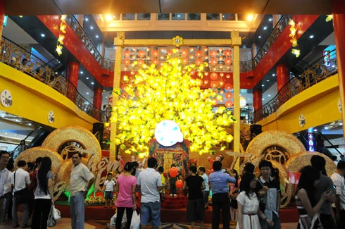 Nhiều tòa nhà lớn ở trung tâm thành phố căng panô, áp phích, đường phố cũng được dọn dẹp thông thoáng để chuẩn bị cho nhiều hoạt động đón năm mới. Đường Đồng Khởi, hệ thống chiếu sáng tiếp tục được lắp đặt, bên cạnh hoa trang trí từ Tết dương lịch. Nhiều con đường ánh sáng sẽ nối tiếp nhau ở trung tâm thành phố. Cổng chào được dựng lên ở công viên Tao Đàn. Tại đây, từ 25 tháng Chạp sẽ khai mạc hội hoa xuân với 8.000 hiện vật về hoa, cây cảnh của các nghệ nhân trong và ngoài nước. Người dân ở nhiều khu chung cư cũng tự bỏ tiền ra sơn sửa lại. Đường hoa Nguyễn Huệ sẽ khai mạc từ sáng 27 Tết. Theo ban tổ chức, chủ đề 2013 sẽ đưa đến các biểu trưng về đất nước. Dọc đường Nguyễn Huệ, các hình khối đã bắt đầu được dựng lên, thành phố sẽ cấm xe trong thời gian tới nhằm đảm bảo việc thi công và lắp đặt các mảng hoa trang trí. Công nhân đang ghép các cành hoa trên đường Phạm Ngọc Thạch, khu trung tâm gần nhà thờ Đức Bà này dự tính sẽ rực vàng trong những ngày xuân Quý Tỵ. Trong khi đó, hoa tươi đã được vận chuyển về trung tâm, lắp ghép ở hai bên đường. Nhiều trung tâm mua sắm, siêu thị trong thành phố đã rực vàng không khí đón năm mới. Năm nay, dù kinh tế khó khăn, sức mua giảm, nhưng các trang trí đón xuân hầu như vẫn được giữ nguyên. Một chiếc đèn lồng khổng lồ trang trí trong một trung tâm thương mại. Trong khi đó, các hoạt động như gói bánh chưng, bánh tét, tìm hiểu về tục lệ Xuân thu hút giới trẻ tham gia. Từ nay tới Tết Nguyên đán, các hoạt động như hội hoa xuân, phố ông đồ sẽ liên tiếp diễn ra. Phần lớn các hoạt động này đều có sự tham gia của các doanh nghiệp.