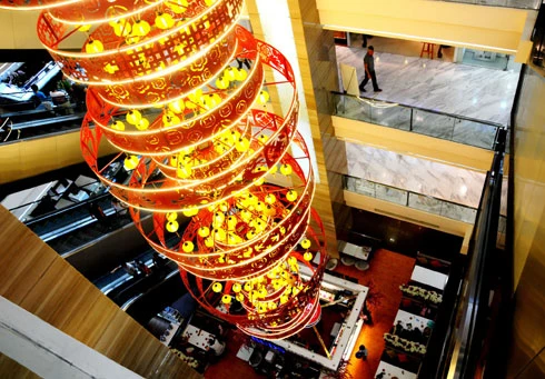 Nhiều tòa nhà lớn ở trung tâm thành phố căng panô, áp phích, đường phố cũng được dọn dẹp thông thoáng để chuẩn bị cho nhiều hoạt động đón năm mới. Đường Đồng Khởi, hệ thống chiếu sáng tiếp tục được lắp đặt, bên cạnh hoa trang trí từ Tết dương lịch. Nhiều con đường ánh sáng sẽ nối tiếp nhau ở trung tâm thành phố. Cổng chào được dựng lên ở công viên Tao Đàn. Tại đây, từ 25 tháng Chạp sẽ khai mạc hội hoa xuân với 8.000 hiện vật về hoa, cây cảnh của các nghệ nhân trong và ngoài nước. Người dân ở nhiều khu chung cư cũng tự bỏ tiền ra sơn sửa lại. Đường hoa Nguyễn Huệ sẽ khai mạc từ sáng 27 Tết. Theo ban tổ chức, chủ đề 2013 sẽ đưa đến các biểu trưng về đất nước. Dọc đường Nguyễn Huệ, các hình khối đã bắt đầu được dựng lên, thành phố sẽ cấm xe trong thời gian tới nhằm đảm bảo việc thi công và lắp đặt các mảng hoa trang trí. Công nhân đang ghép các cành hoa trên đường Phạm Ngọc Thạch, khu trung tâm gần nhà thờ Đức Bà này dự tính sẽ rực vàng trong những ngày xuân Quý Tỵ. Trong khi đó, hoa tươi đã được vận chuyển về trung tâm, lắp ghép ở hai bên đường. Nhiều trung tâm mua sắm, siêu thị trong thành phố đã rực vàng không khí đón năm mới. Năm nay, dù kinh tế khó khăn, sức mua giảm, nhưng các trang trí đón xuân hầu như vẫn được giữ nguyên. Một chiếc đèn lồng khổng lồ trang trí trong một trung tâm thương mại. Trong khi đó, các hoạt động như gói bánh chưng, bánh tét, tìm hiểu về tục lệ Xuân thu hút giới trẻ tham gia. Từ nay tới Tết Nguyên đán, các hoạt động như hội hoa xuân, phố ông đồ sẽ liên tiếp diễn ra. Phần lớn các hoạt động này đều có sự tham gia của các doanh nghiệp.