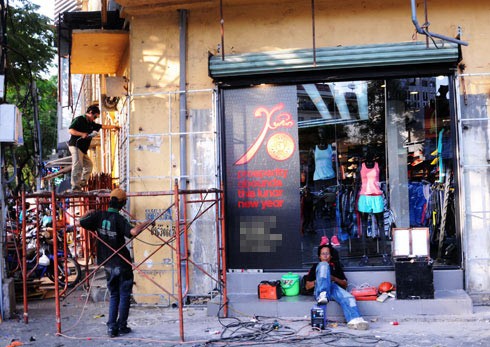 Nhiều tòa nhà lớn ở trung tâm thành phố căng panô, áp phích, đường phố cũng được dọn dẹp thông thoáng để chuẩn bị cho nhiều hoạt động đón năm mới. Đường Đồng Khởi, hệ thống chiếu sáng tiếp tục được lắp đặt, bên cạnh hoa trang trí từ Tết dương lịch. Nhiều con đường ánh sáng sẽ nối tiếp nhau ở trung tâm thành phố. Cổng chào được dựng lên ở công viên Tao Đàn. Tại đây, từ 25 tháng Chạp sẽ khai mạc hội hoa xuân với 8.000 hiện vật về hoa, cây cảnh của các nghệ nhân trong và ngoài nước. Người dân ở nhiều khu chung cư cũng tự bỏ tiền ra sơn sửa lại. Đường hoa Nguyễn Huệ sẽ khai mạc từ sáng 27 Tết. Theo ban tổ chức, chủ đề 2013 sẽ đưa đến các biểu trưng về đất nước. Dọc đường Nguyễn Huệ, các hình khối đã bắt đầu được dựng lên, thành phố sẽ cấm xe trong thời gian tới nhằm đảm bảo việc thi công và lắp đặt các mảng hoa trang trí. Công nhân đang ghép các cành hoa trên đường Phạm Ngọc Thạch, khu trung tâm gần nhà thờ Đức Bà này dự tính sẽ rực vàng trong những ngày xuân Quý Tỵ. Trong khi đó, hoa tươi đã được vận chuyển về trung tâm, lắp ghép ở hai bên đường. Nhiều trung tâm mua sắm, siêu thị trong thành phố đã rực vàng không khí đón năm mới. Năm nay, dù kinh tế khó khăn, sức mua giảm, nhưng các trang trí đón xuân hầu như vẫn được giữ nguyên. Một chiếc đèn lồng khổng lồ trang trí trong một trung tâm thương mại. Trong khi đó, các hoạt động như gói bánh chưng, bánh tét, tìm hiểu về tục lệ Xuân thu hút giới trẻ tham gia. Từ nay tới Tết Nguyên đán, các hoạt động như hội hoa xuân, phố ông đồ sẽ liên tiếp diễn ra. Phần lớn các hoạt động này đều có sự tham gia của các doanh nghiệp.