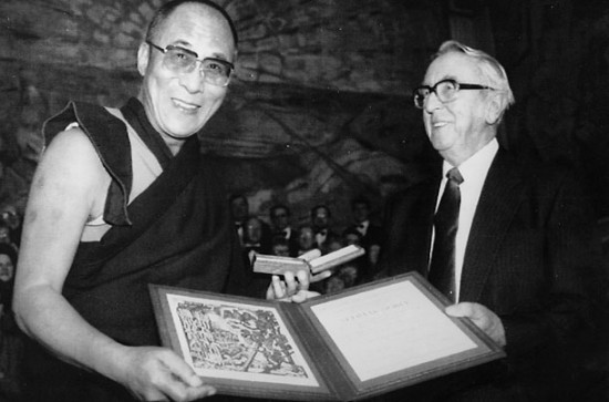 Nobel-for-DL 12-1989 Hình ảnh quý về Đức Dalai Lama thứ 14 ảnh 12