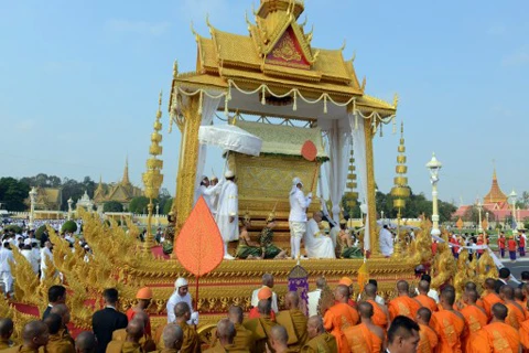 Các quan chức cấp cao Campuchia dẫn đầu đoàn rước linh cữu với sự tham gia của chư Tăng và người dân