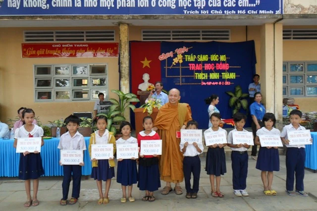 Trao học bổng Thích Minh Thành ảnh 1 9.JPG