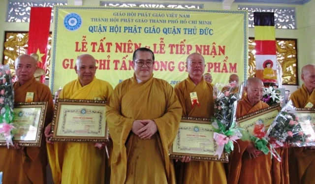 PG Q.Thủ Đức tiếp nhận tấn phong giáo phẩm ảnh 2 HT.Thích MInh Chơn Chụp hình lưu niệm.jpg