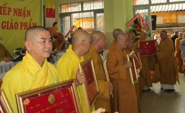 HT.Thích Thiện Pháp trao khánh vàng cho các vị HT.jpg