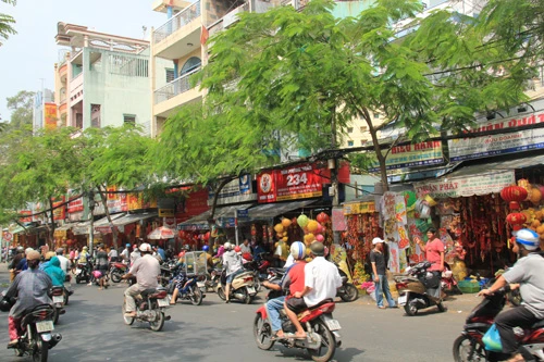 Câu đối, đồ trang trí Tết đỏ rực các tuyến phố ảnh 1 Câu đối, đồ trang trí Tết đỏ rực các tuyến phố ảnh 1