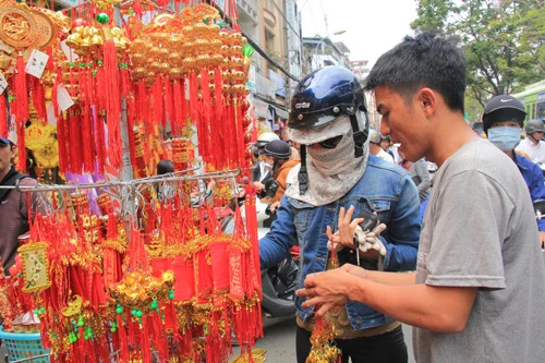 Câu đối, đồ trang trí Tết đỏ rực các tuyến phố ảnh 15 Câu đối, đồ trang trí Tết đỏ rực các tuyến phố ảnh 15