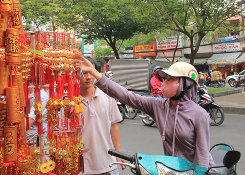 Câu đối, đồ trang trí Tết đỏ rực các tuyến phố ảnh 16 Câu đối, đồ trang trí Tết đỏ rực các tuyến phố ảnh 16