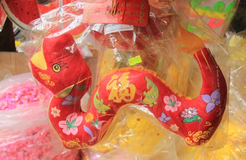 Câu đối, đồ trang trí Tết đỏ rực các tuyến phố ảnh 13 Câu đối, đồ trang trí Tết đỏ rực các tuyến phố ảnh 13