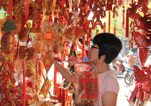 Câu đối, đồ trang trí Tết đỏ rực các tuyến phố ảnh 17 Câu đối, đồ trang trí Tết đỏ rực các tuyến phố ảnh 17