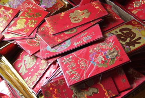 Câu đối, đồ trang trí Tết đỏ rực các tuyến phố ảnh 14 Câu đối, đồ trang trí Tết đỏ rực các tuyến phố ảnh 14