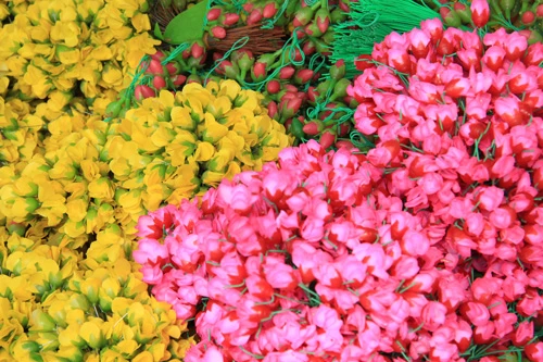 Câu đối, đồ trang trí Tết đỏ rực các tuyến phố ảnh 11 Câu đối, đồ trang trí Tết đỏ rực các tuyến phố ảnh 11