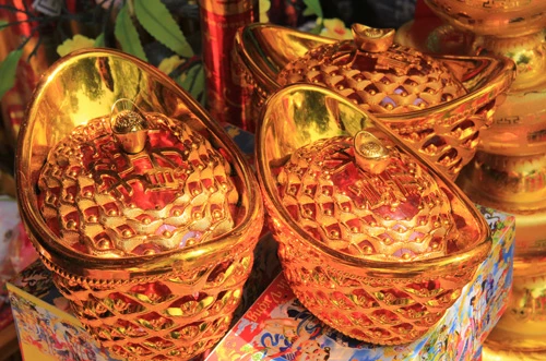 Câu đối, đồ trang trí Tết đỏ rực các tuyến phố ảnh 6 Câu đối, đồ trang trí Tết đỏ rực các tuyến phố ảnh 6