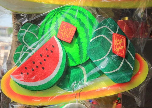 Câu đối, đồ trang trí Tết đỏ rực các tuyến phố ảnh 7 Câu đối, đồ trang trí Tết đỏ rực các tuyến phố ảnh 7