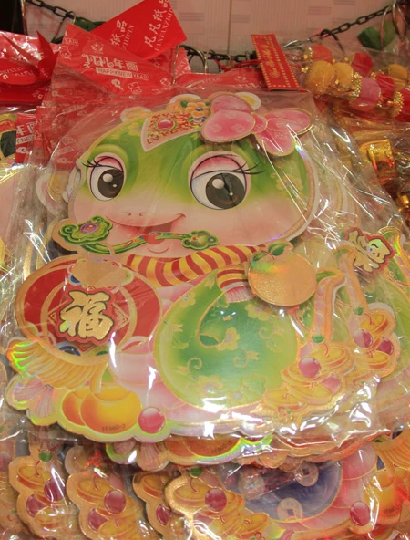 Câu đối, đồ trang trí Tết đỏ rực các tuyến phố ảnh 12 Câu đối, đồ trang trí Tết đỏ rực các tuyến phố ảnh 12