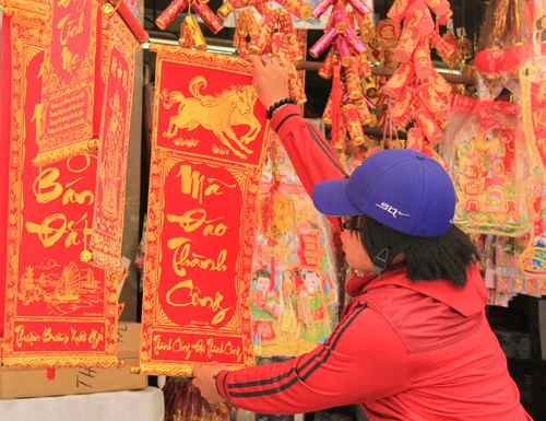 Câu đối, đồ trang trí Tết đỏ rực các tuyến phố ảnh 8 Câu đối, đồ trang trí Tết đỏ rực các tuyến phố ảnh 8