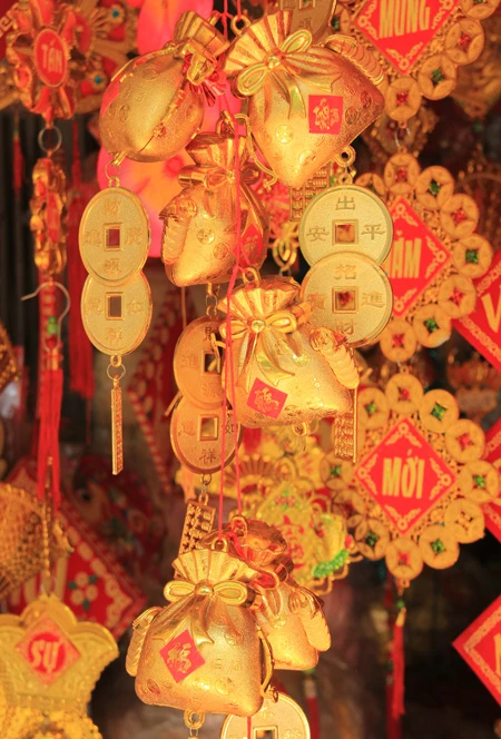 Câu đối, đồ trang trí Tết đỏ rực các tuyến phố ảnh 5 Câu đối, đồ trang trí Tết đỏ rực các tuyến phố ảnh 5