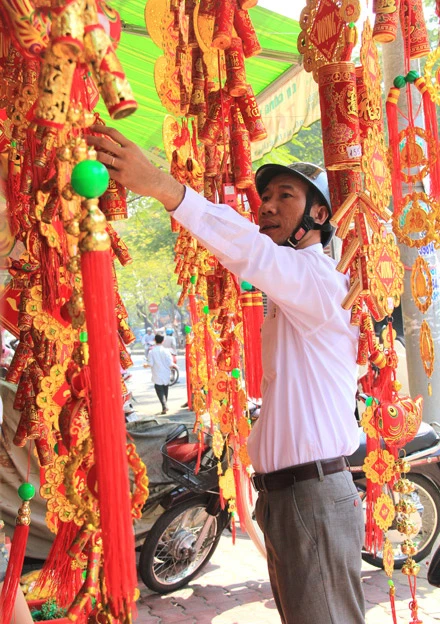 Câu đối, đồ trang trí Tết đỏ rực các tuyến phố ảnh 4 Câu đối, đồ trang trí Tết đỏ rực các tuyến phố ảnh 4