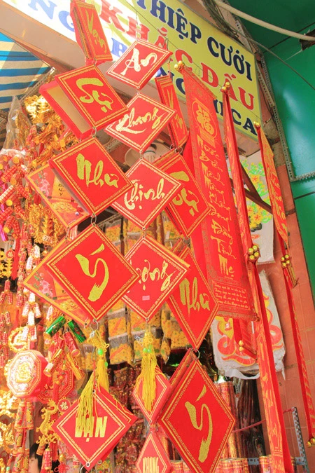 Câu đối, đồ trang trí Tết đỏ rực các tuyến phố ảnh 9 Câu đối, đồ trang trí Tết đỏ rực các tuyến phố ảnh 9