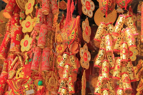 Câu đối, đồ trang trí Tết đỏ rực các tuyến phố ảnh 3 Câu đối, đồ trang trí Tết đỏ rực các tuyến phố ảnh 3