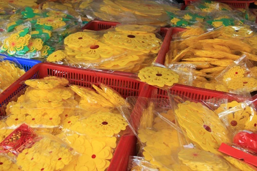 Câu đối, đồ trang trí Tết đỏ rực các tuyến phố ảnh 10 Câu đối, đồ trang trí Tết đỏ rực các tuyến phố ảnh 10