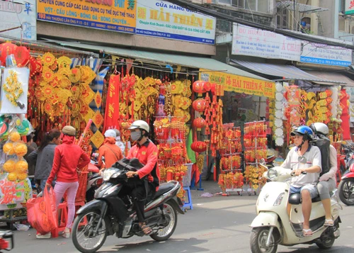 Câu đối, đồ trang trí Tết đỏ rực các tuyến phố ảnh 2 Câu đối, đồ trang trí Tết đỏ rực các tuyến phố ảnh 2