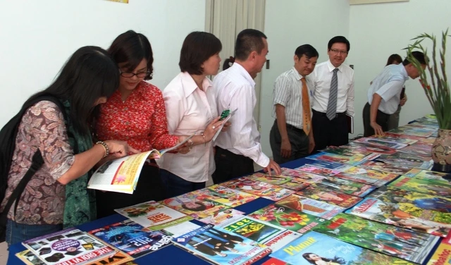 Triển lãm ảnh và phòng đọc báo xuân 2013 ảnh 2 phongdocbaoxuan3.JPG