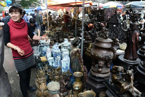 Năm nay chợ có 20 gian hàng, chủ yếu bày bán món đồ giả cổ, đồ đồng có niên đại hàng chục năm… rất hiếm đồ cổ có niên đại hàng trăm năm.