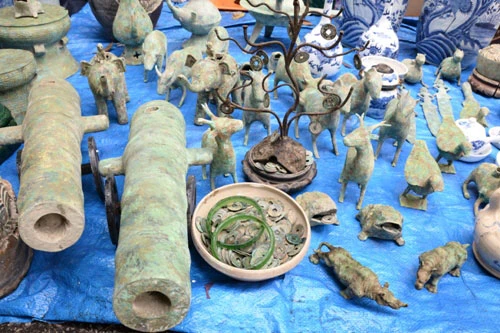 Có một gian hàng duy nhất bày bán nhiều món đồ đồng cổ, chưa có “bàn tay chế tác” của con người.
