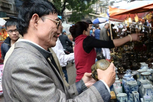 Người mua luôn đắn đo trước khi chọn món hàng cho mình.