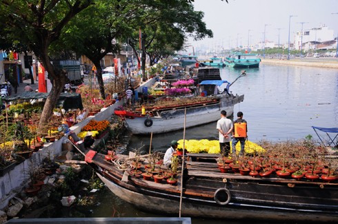 Như thông lệ, chợ hoa bến Bình Đông họp một tuần trước Tết. Tuy nhiên, các ghe thuyền đã chở hoa về tập trung từ nhiều ngày trước đó. Những ngày đầu, chợ hoa còn vắng. Theo nhiều người bán hàng, cách Tết 4 - 5 ngày chợ có thể mới đông. So với nhiều năm, lượng hàng bán ra năm nay ít hơn và có thể ế ẩm một số mặt hàng. Chợ hoa ở bến Bình Đông là địa chỉ tập trung nhiều loại hoa khác nhau, có mức giá tốt hơn các hội hoa ở trong thành phố. Tuy nhiên, mặt hàng lại tập trung vào các loài hoa từ miền Tây đổ về và thiếu hoa đào, tầm xuân từ phía Bắc vận chuyển vào. Quất hồng bì được các chủ hoa chăm sóc kỹ càng, giá một chậu từ 500.000 đến một triệu đồng, nhưng ít khách mua. Hoa được trồng trong những bình nhỏ đẹp bắt mắt, giá 50.000 - 100.000 đồng một giỏ. Các giò hoa mào gà, cúc... được người mua chú ý. Theo một khách hàng, giá tốt và màu sắc rực rỡ, hợp với không khí xuân là lý do những bình hoa này "ăn khách". Trong khi đó, lượng người mua cây cảnh, bonsai trong những ngày đầu rất chậm. Những chậu mai lớn có giá vài triệu đồng. Hoa mai từ lâu không thể thiếu trong dịp Tết của người miền Nam, tuy nhiên, nhiều người có thể chọn các bình hoa nhỏ để tiết kiệm hơn.