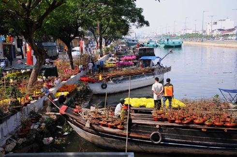 Như thông lệ, chợ hoa bến Bình Đông họp một tuần trước Tết. Tuy nhiên, các ghe thuyền đã chở hoa về tập trung từ nhiều ngày trước đó. Những ngày đầu, chợ hoa còn vắng. Theo nhiều người bán hàng, cách Tết 4 - 5 ngày chợ có thể mới đông. So với nhiều năm, lượng hàng bán ra năm nay ít hơn và có thể ế ẩm một số mặt hàng. Chợ hoa ở bến Bình Đông là địa chỉ tập trung nhiều loại hoa khác nhau, có mức giá tốt hơn các hội hoa ở trong thành phố. Tuy nhiên, mặt hàng lại tập trung vào các loài hoa từ miền Tây đổ về và thiếu hoa đào, tầm xuân từ phía Bắc vận chuyển vào. Quất hồng bì được các chủ hoa chăm sóc kỹ càng, giá một chậu từ 500.000 đến một triệu đồng, nhưng ít khách mua. Hoa được trồng trong những bình nhỏ đẹp bắt mắt, giá 50.000 - 100.000 đồng một giỏ. Các giò hoa mào gà, cúc... được người mua chú ý. Theo một khách hàng, giá tốt và màu sắc rực rỡ, hợp với không khí xuân là lý do những bình hoa này "ăn khách". Trong khi đó, lượng người mua cây cảnh, bonsai trong những ngày đầu rất chậm. Những chậu mai lớn có giá vài triệu đồng. Hoa mai từ lâu không thể thiếu trong dịp Tết của người miền Nam, tuy nhiên, nhiều người có thể chọn các bình hoa nhỏ để tiết kiệm hơn.