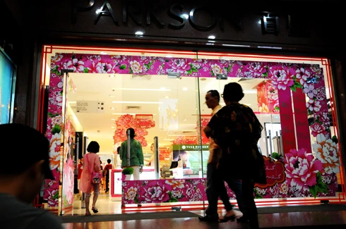 Sau những tuyến đường lớn như Đồng Khởi, Lê Duẩn, Lê Lợi, một số phố khác ở trung tâm thành phố cũng hoàn thành việc trang trí Tết. Đây là năm mà TP HCM có nhiều tuyến được thắp sáng bằng các dải đèn màu, theo từng chủ đề khác nhau. Thương xá Tax năm nay lấy màu hoa mai làm chủ đạo với ánh đèn đỏ, ấm vàng. Bên dưới là các trang trí Tết, từ 18h, rất đông người đến chụp ảnh và ngắm không khí xuân. Trong khi đó, từ các cửa hiệu lớn... ... đến các trung tâm thương mại, khách sạn bắt đầu trang trí bằng ánh sáng đủ màu. Đường hoa Nguyễn Huệ đang bước vào những ngày cuối cùng trước khi khai mạc sáng 27 tháng Chạp. Các biểu tượng năm rắn và quê hương đất nước đã gần hoàn thành. Những công nhân đang tưới các giò hoa treo cao. Mỗi chủ đề trên con đường hoa năm nay được dàn dựng bằng các hình ảnh mang cảnh sắc quen thuộc của Việt Nam. Rặng tre, ruộng lúa và khóm hoa xuất hiện giữa đường. Nhiều tuyến phố trung tâm thành phố được trang trí bằng đủ các loại hoa sặc sỡ. Tượng đài Hồ Chủ tịch trước UBND thành phố với sen chủ đạo và các cánh hoa màu sắc khác nhau. Các con thuyền hoa bên cạnh hồ Bán nguyệt, quận 7. Các hội chợ, lễ hội hoa đã diễn ra từ ngày 23 tháng Chạp. Năm nay, hoa từ các tỉnh miền Tây và phía Bắc chuyển về nhiều, mức giá vừa phải. Trong những ngày đầu mở cửa, lượng khách vãn cảnh nhiều, nhưng người mua ít.