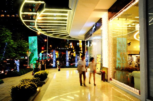 Sau những tuyến đường lớn như Đồng Khởi, Lê Duẩn, Lê Lợi, một số phố khác ở trung tâm thành phố cũng hoàn thành việc trang trí Tết. Đây là năm mà TP HCM có nhiều tuyến được thắp sáng bằng các dải đèn màu, theo từng chủ đề khác nhau. Thương xá Tax năm nay lấy màu hoa mai làm chủ đạo với ánh đèn đỏ, ấm vàng. Bên dưới là các trang trí Tết, từ 18h, rất đông người đến chụp ảnh và ngắm không khí xuân. Trong khi đó, từ các cửa hiệu lớn... ... đến các trung tâm thương mại, khách sạn bắt đầu trang trí bằng ánh sáng đủ màu. Đường hoa Nguyễn Huệ đang bước vào những ngày cuối cùng trước khi khai mạc sáng 27 tháng Chạp. Các biểu tượng năm rắn và quê hương đất nước đã gần hoàn thành. Những công nhân đang tưới các giò hoa treo cao. Mỗi chủ đề trên con đường hoa năm nay được dàn dựng bằng các hình ảnh mang cảnh sắc quen thuộc của Việt Nam. Rặng tre, ruộng lúa và khóm hoa xuất hiện giữa đường. Nhiều tuyến phố trung tâm thành phố được trang trí bằng đủ các loại hoa sặc sỡ. Tượng đài Hồ Chủ tịch trước UBND thành phố với sen chủ đạo và các cánh hoa màu sắc khác nhau. Các con thuyền hoa bên cạnh hồ Bán nguyệt, quận 7. Các hội chợ, lễ hội hoa đã diễn ra từ ngày 23 tháng Chạp. Năm nay, hoa từ các tỉnh miền Tây và phía Bắc chuyển về nhiều, mức giá vừa phải. Trong những ngày đầu mở cửa, lượng khách vãn cảnh nhiều, nhưng người mua ít.