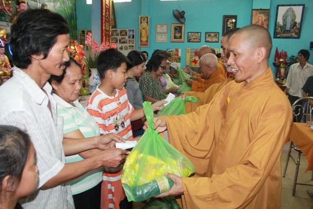Làng mù Vĩnh Châu đã có Tết ảnh 4 chua Linh Quang, Vu Giang.JPG