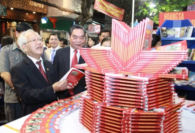 Đường sách “Sách và 54 dân tộc” đã khai mạc ảnh 2 duong sach vg10.JPG