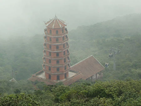 Khách thập phương nô nức du xuân về Yên Tử. Du khách có thể bộ hành... Hoặc thưởng ngoạn cảnh sắc núi non Yên tử từ cáp treo. Tình nguyện viên hướng dẫn du khách hành hương lên chùa. Bãi trông giữ xe được quy hoạch theo từng khu vực. Thùng rác công cộng đặt tại nhiều nơi thuận tiện. Nhân viên vệ sinh dang thu gom rác. Xe cứu thương... .... và xe cứu hỏa luôn túc trực để đề phòng sự cố. Công tác an ninh trật tự, phòng chống cháy nổ luôn được quan tâm đặc biệt tại mùa Lễ hội.