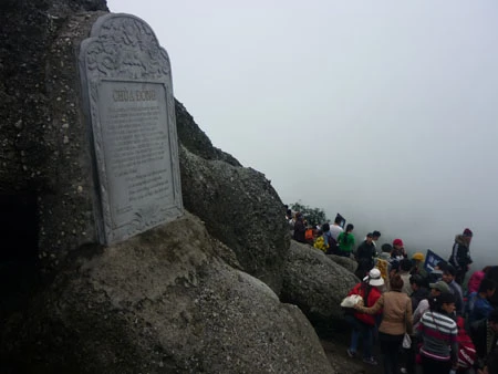 Khách thập phương nô nức du xuân về Yên Tử. Du khách có thể bộ hành... Hoặc thưởng ngoạn cảnh sắc núi non Yên tử từ cáp treo. Tình nguyện viên hướng dẫn du khách hành hương lên chùa. Bãi trông giữ xe được quy hoạch theo từng khu vực. Thùng rác công cộng đặt tại nhiều nơi thuận tiện. Nhân viên vệ sinh dang thu gom rác. Xe cứu thương... .... và xe cứu hỏa luôn túc trực để đề phòng sự cố. Công tác an ninh trật tự, phòng chống cháy nổ luôn được quan tâm đặc biệt tại mùa Lễ hội.