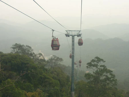 Khách thập phương nô nức du xuân về Yên Tử. Du khách có thể bộ hành... Hoặc thưởng ngoạn cảnh sắc núi non Yên tử từ cáp treo. Tình nguyện viên hướng dẫn du khách hành hương lên chùa. Bãi trông giữ xe được quy hoạch theo từng khu vực. Thùng rác công cộng đặt tại nhiều nơi thuận tiện. Nhân viên vệ sinh dang thu gom rác. Xe cứu thương... .... và xe cứu hỏa luôn túc trực để đề phòng sự cố. Công tác an ninh trật tự, phòng chống cháy nổ luôn được quan tâm đặc biệt tại mùa Lễ hội.