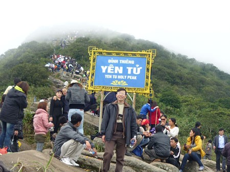 Khách thập phương nô nức du xuân về Yên Tử. Du khách có thể bộ hành... Hoặc thưởng ngoạn cảnh sắc núi non Yên tử từ cáp treo. Tình nguyện viên hướng dẫn du khách hành hương lên chùa. Bãi trông giữ xe được quy hoạch theo từng khu vực. Thùng rác công cộng đặt tại nhiều nơi thuận tiện. Nhân viên vệ sinh dang thu gom rác. Xe cứu thương... .... và xe cứu hỏa luôn túc trực để đề phòng sự cố. Công tác an ninh trật tự, phòng chống cháy nổ luôn được quan tâm đặc biệt tại mùa Lễ hội. Khách thập phương nô nức du xuân về Yên Tử. Du khách có thể bộ hành... Hoặc thưởng ngoạn cảnh sắc núi non Yên tử từ cáp treo. Tình nguyện viên hướng dẫn du khách hành hương lên chùa. Bãi trông giữ xe được quy hoạch theo từng khu vực. Thùng rác công cộng đặt tại nhiều nơi thuận tiện. Nhân viên vệ sinh dang thu gom rác. Xe cứu thương... .... và xe cứu hỏa luôn túc trực để đề phòng sự cố. Công tác an ninh trật tự, phòng chống cháy nổ luôn được quan tâm đặc biệt tại mùa Lễ hội.