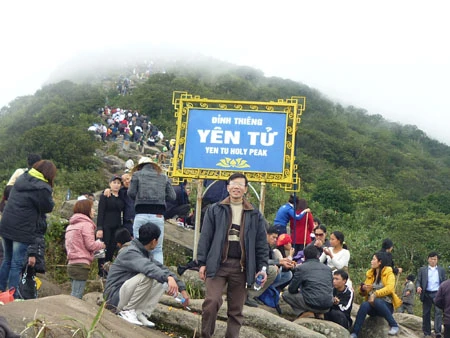 Khách thập phương nô nức du xuân về Yên Tử. Du khách có thể bộ hành... Hoặc thưởng ngoạn cảnh sắc núi non Yên tử từ cáp treo. Tình nguyện viên hướng dẫn du khách hành hương lên chùa. Bãi trông giữ xe được quy hoạch theo từng khu vực. Thùng rác công cộng đặt tại nhiều nơi thuận tiện. Nhân viên vệ sinh dang thu gom rác. Xe cứu thương... .... và xe cứu hỏa luôn túc trực để đề phòng sự cố. Công tác an ninh trật tự, phòng chống cháy nổ luôn được quan tâm đặc biệt tại mùa Lễ hội.