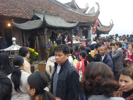 Chùa Đồng tọa ngay Đỉnh núi Yên Tử, có độ cao 1.068m so với mặt nước biển, thuộc cánh cung Đông Triều.