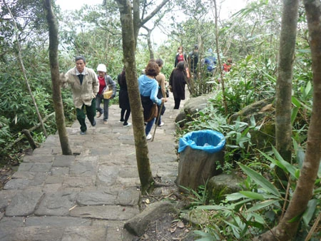 Khách thập phương nô nức du xuân về Yên Tử. Du khách có thể bộ hành... Hoặc thưởng ngoạn cảnh sắc núi non Yên tử từ cáp treo. Tình nguyện viên hướng dẫn du khách hành hương lên chùa. Bãi trông giữ xe được quy hoạch theo từng khu vực. Thùng rác công cộng đặt tại nhiều nơi thuận tiện. Nhân viên vệ sinh dang thu gom rác. Xe cứu thương... .... và xe cứu hỏa luôn túc trực để đề phòng sự cố. Công tác an ninh trật tự, phòng chống cháy nổ luôn được quan tâm đặc biệt tại mùa Lễ hội.