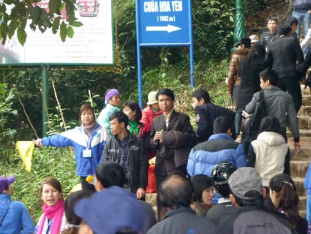 Khách thập phương nô nức du xuân về Yên Tử. Du khách có thể bộ hành... Hoặc thưởng ngoạn cảnh sắc núi non Yên tử từ cáp treo. Tình nguyện viên hướng dẫn du khách hành hương lên chùa. Bãi trông giữ xe được quy hoạch theo từng khu vực. Thùng rác công cộng đặt tại nhiều nơi thuận tiện. Nhân viên vệ sinh dang thu gom rác. Xe cứu thương... .... và xe cứu hỏa luôn túc trực để đề phòng sự cố. Công tác an ninh trật tự, phòng chống cháy nổ luôn được quan tâm đặc biệt tại mùa Lễ hội.